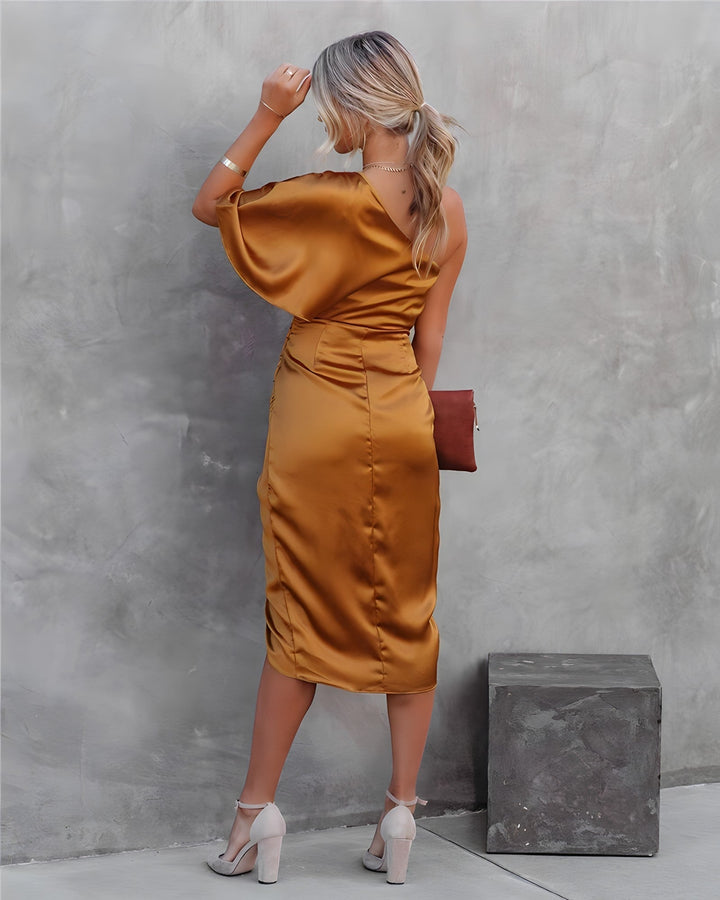 Elegant asymmetrisk klänning med sofistikerad silhuett