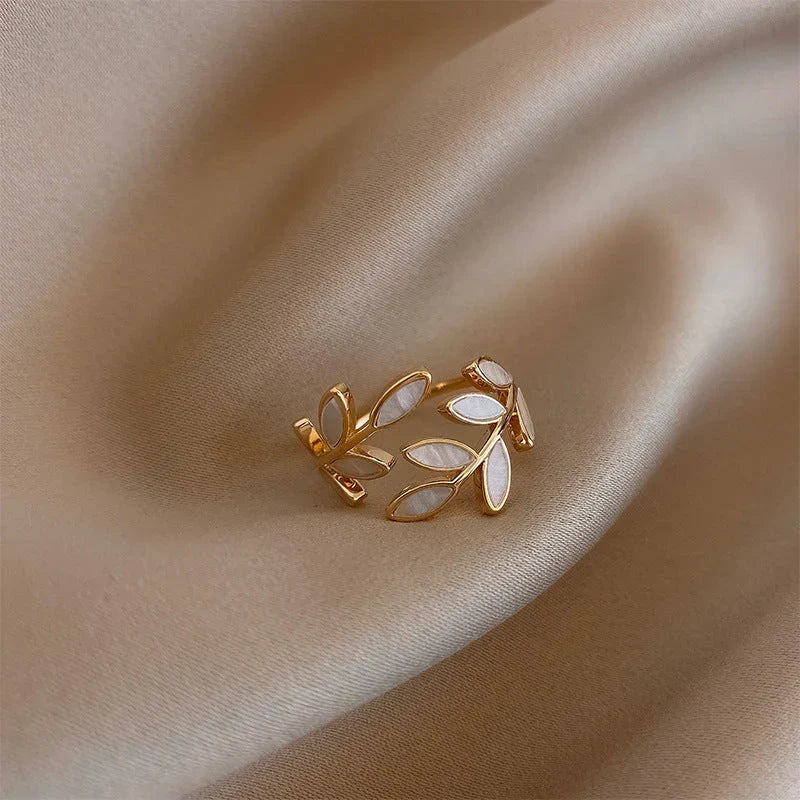 Enkel silverring med bladmotiv i vit opal