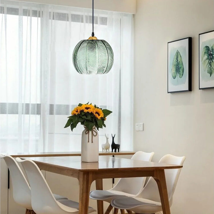Taklampa i glas formad som ett klot