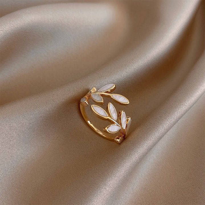 Enkel silverring med bladmotiv i vit opal