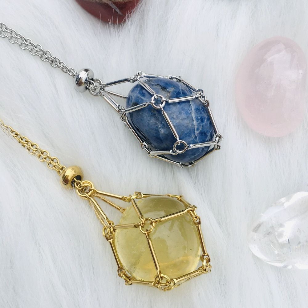 Halsband med utbytbar kristallsten för strålande stil och harmoni.