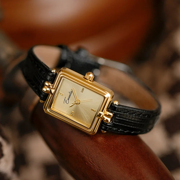 Sienna - elegant kvartsklocka med guldfärgat armband