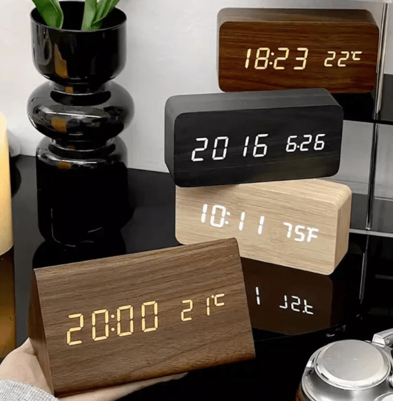 WoodSense LED-klocka i trä – röststyrning och stil för alla rum
