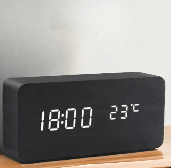 WoodSense LED-klocka i trä – röststyrning och stil för alla rum