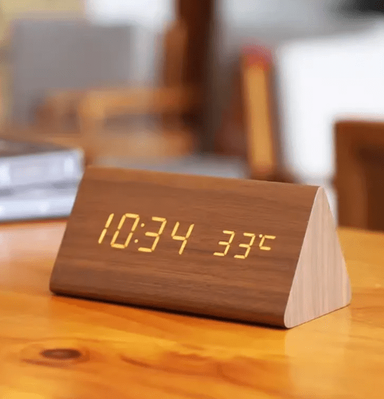 WoodSense LED-klocka i trä – röststyrning och stil för alla rum