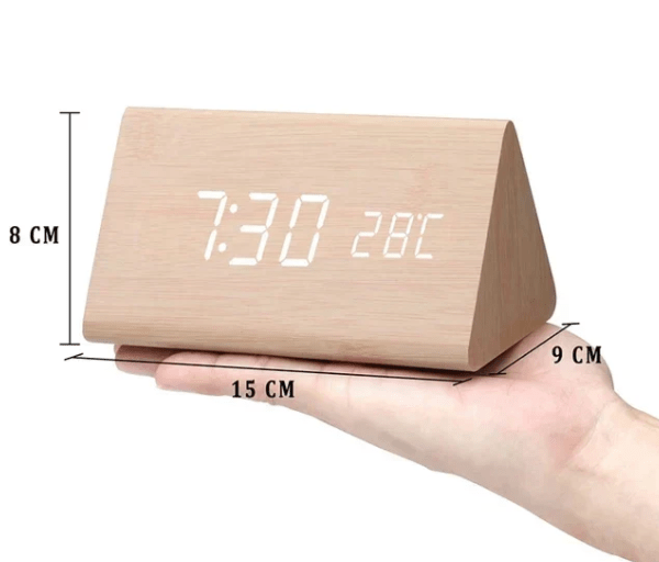 WoodSense LED-klocka i trä – röststyrning och stil för alla rum
