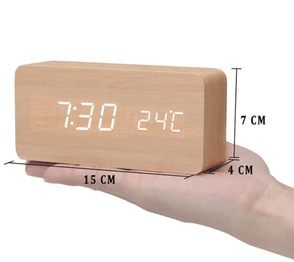 WoodSense LED-klocka i trä – röststyrning och stil för alla rum