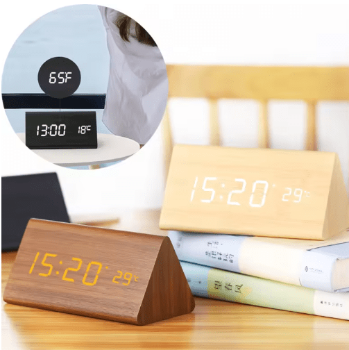 WoodSense LED-klocka i trä – röststyrning och stil för alla rum