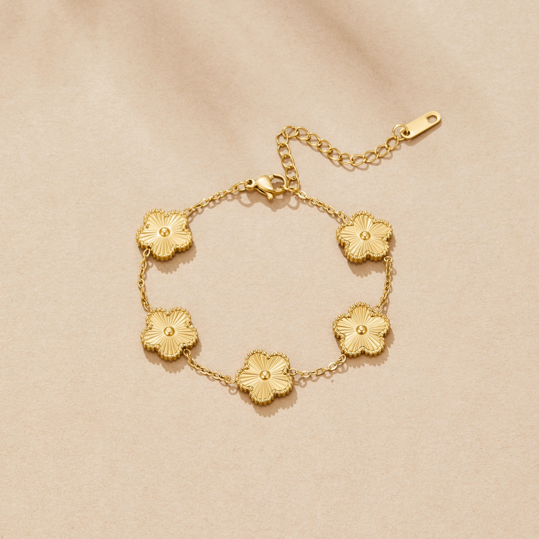 Armband i guld med klöver