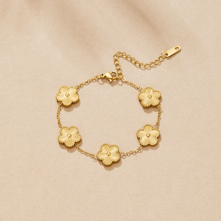 Armband i guld med klöver