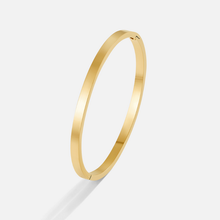 Elegant guldbangle med förfinade linjer