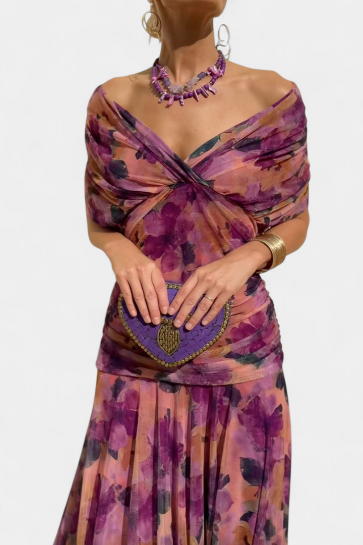 Lång, elegant, böljande damklänning – V-ringning, förfinad design