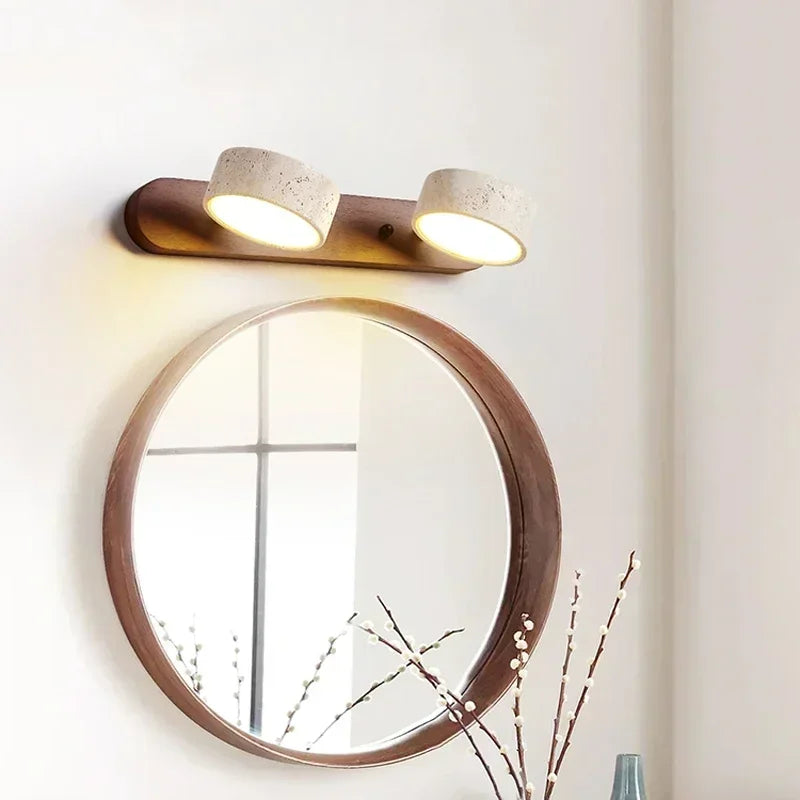 Modern LED-vägglampa med roterbara skärmar i sten och träbas
