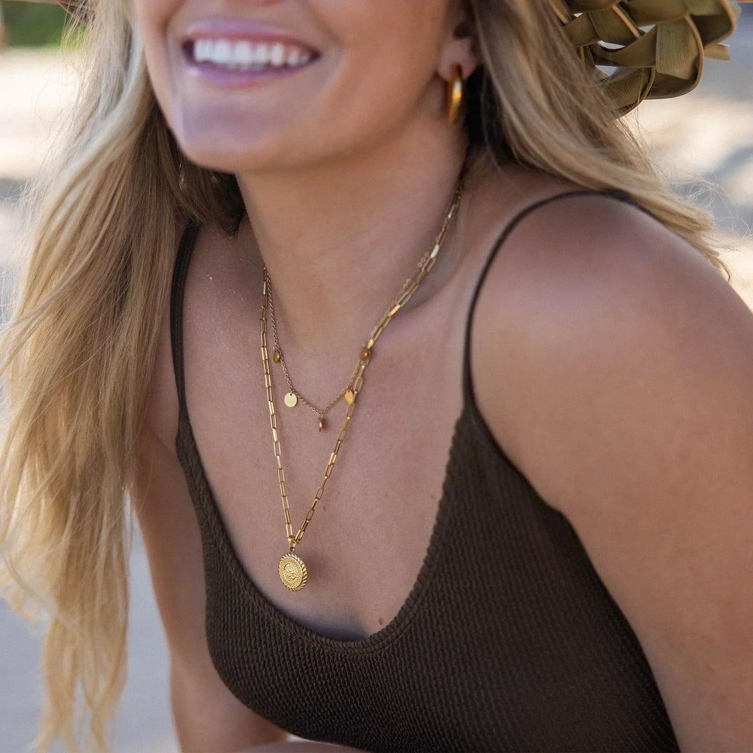 Elegant silverhalsband med odlade pärlor och förfinade detaljer
