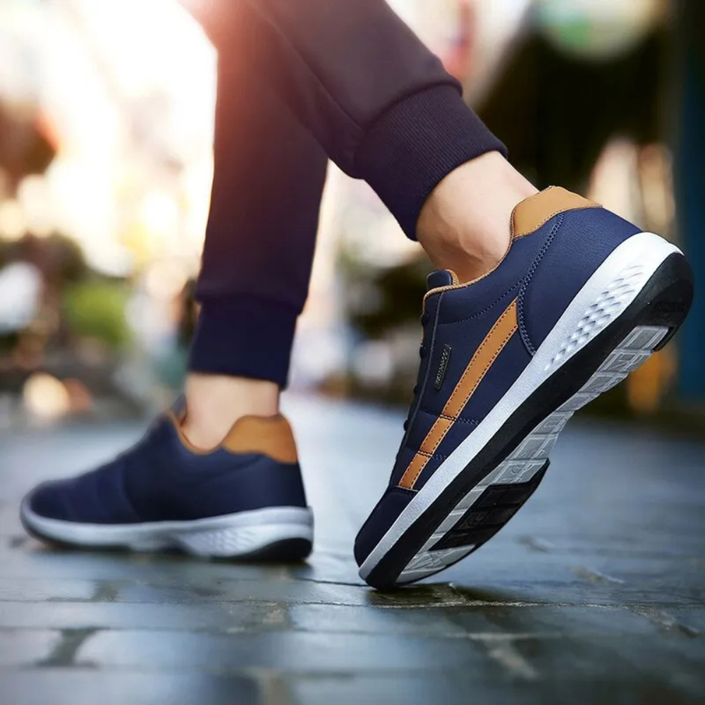 Eleganta herrsneakers i läder med snörning framtill och sidopanel