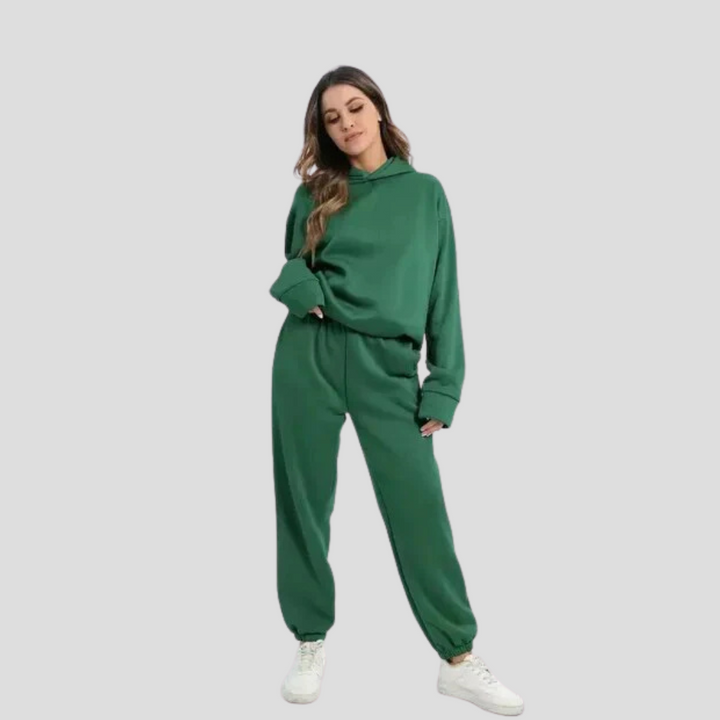 Damset med huvtröja och joggingbyxor