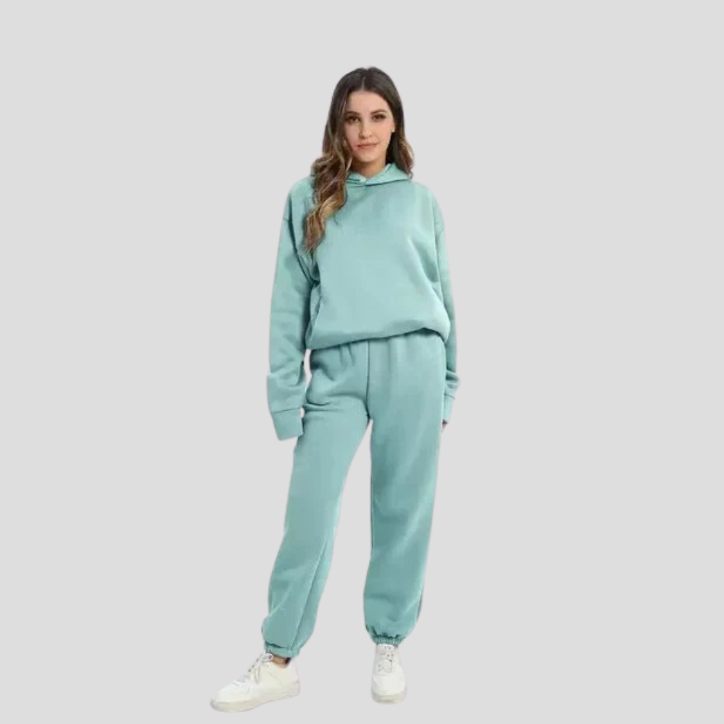 Damset med huvtröja och joggingbyxor