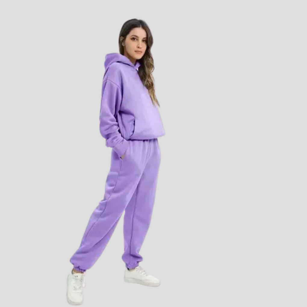 Damset med huvtröja och joggingbyxor