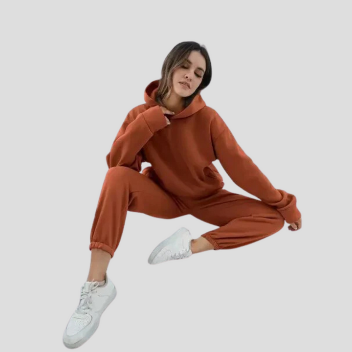 Damset med huvtröja och joggingbyxor
