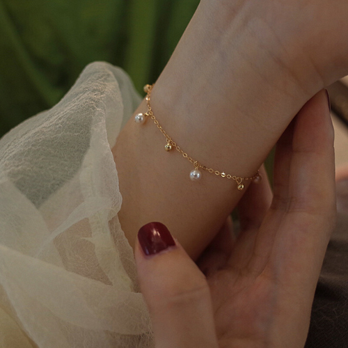 Silverarmband med elegant pärla och diskreta detaljer