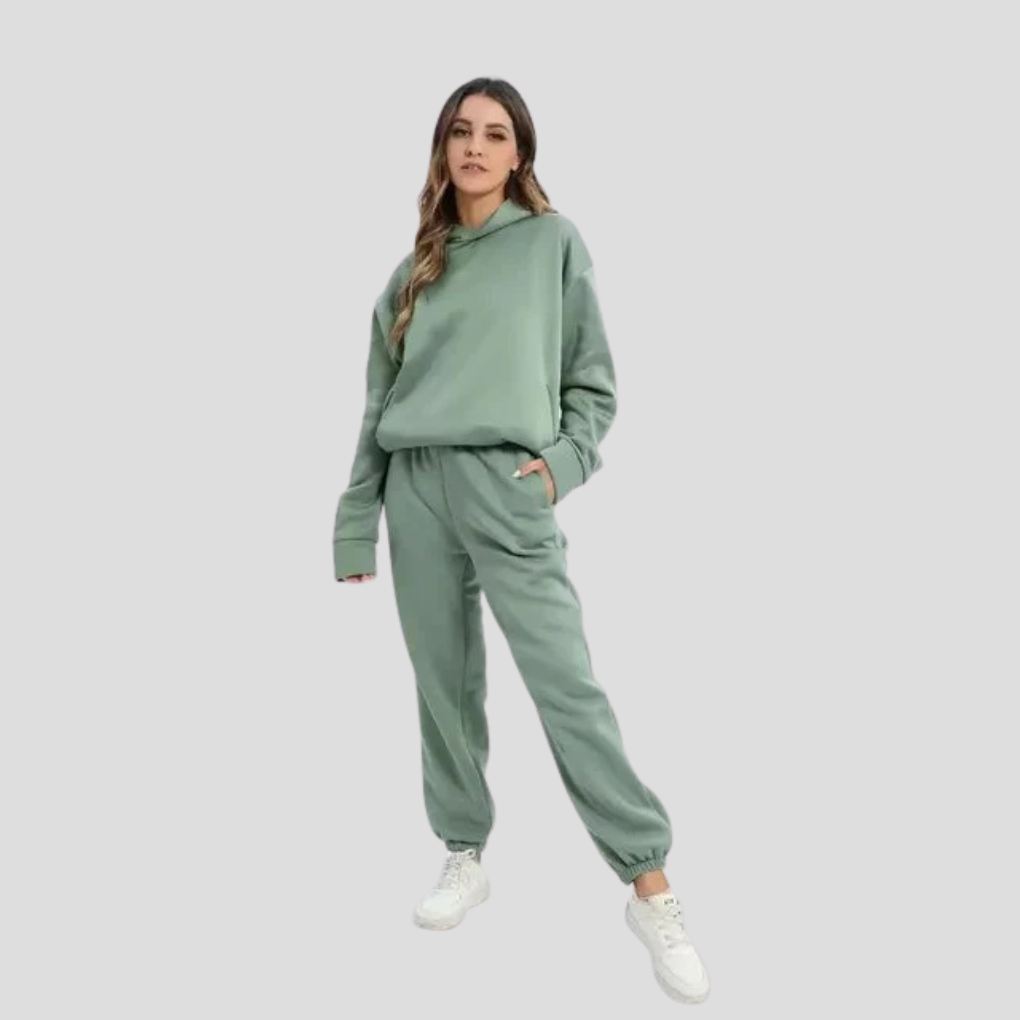 Damset med huvtröja och joggingbyxor