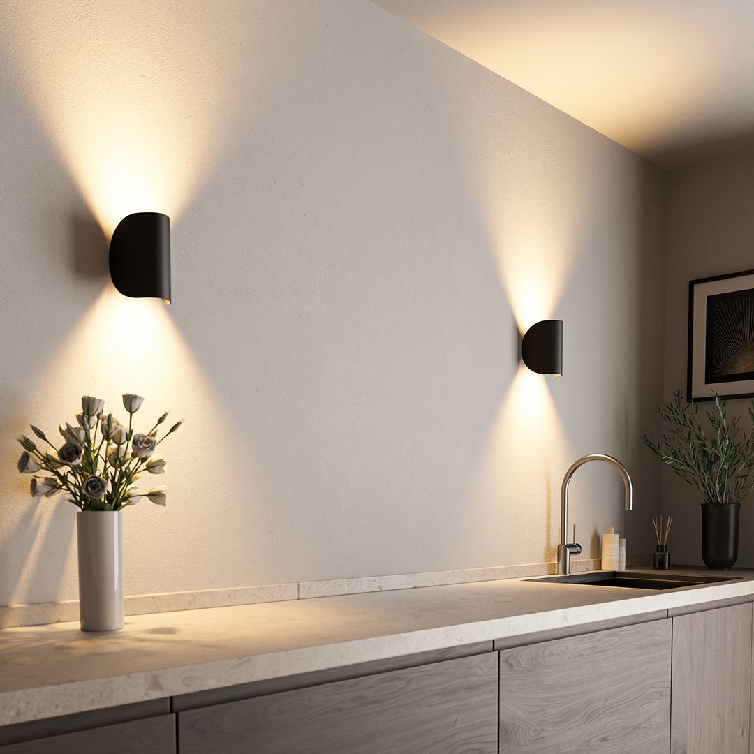 Justerbar LED-vägglampa med halvmåne | modern design för inom- och utomhusbruk