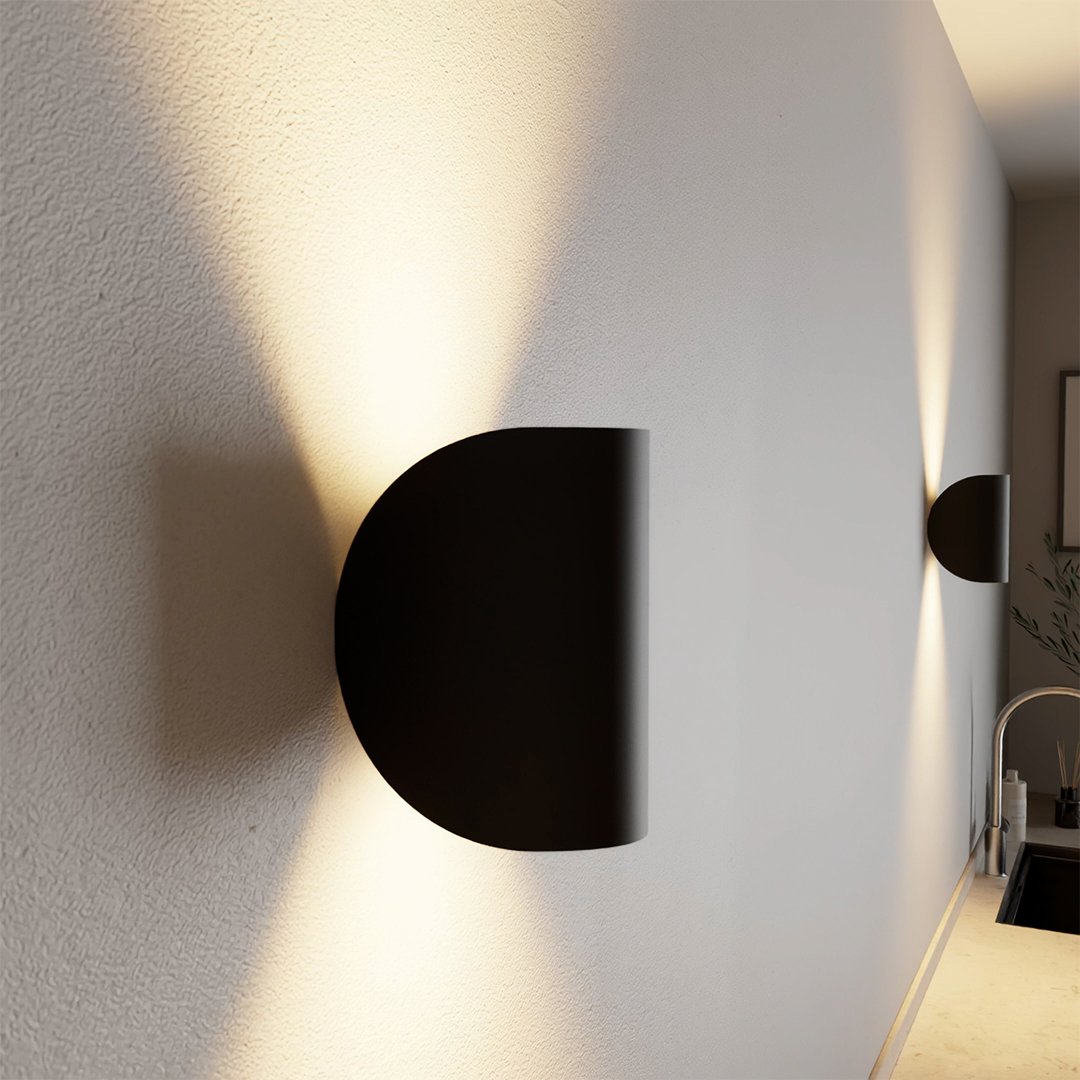 Justerbar LED-vägglampa med halvmåne | modern design för inom- och utomhusbruk