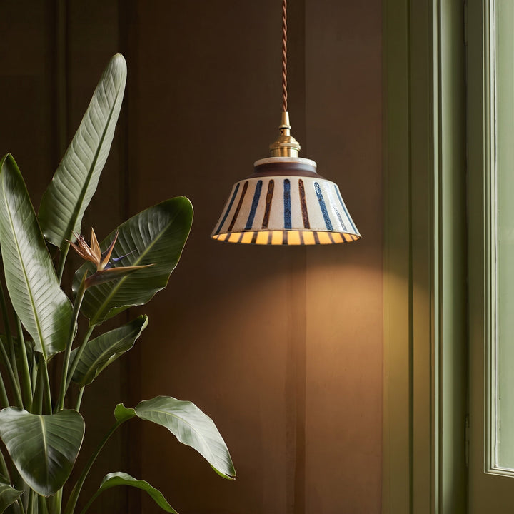 Vintage handmålad pendellampa i keramik med textilsladd