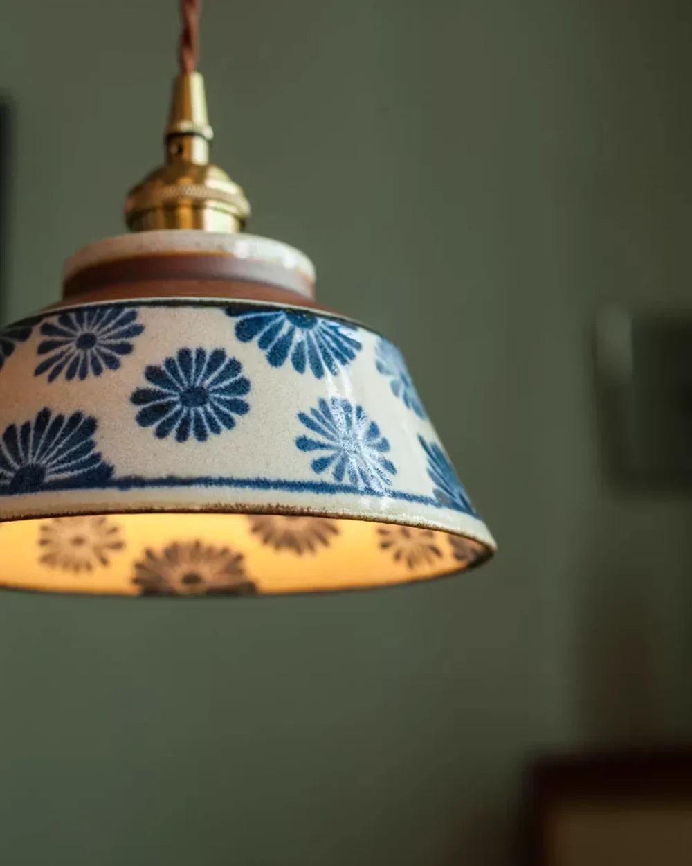 Vintage handmålad pendellampa i keramik med textilsladd