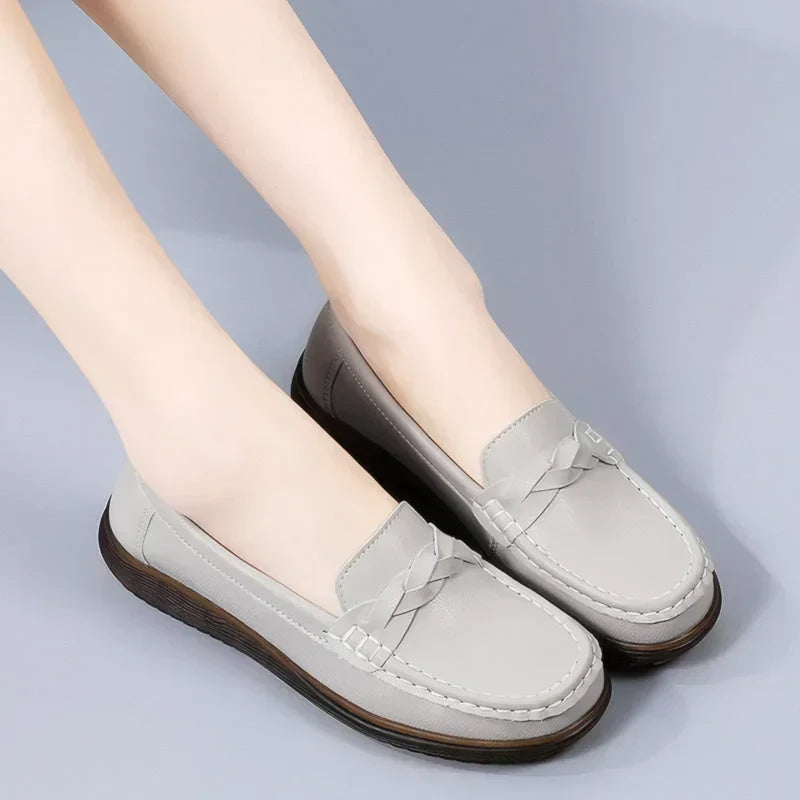 Ortopediska slip-on-loafers med vid passform, valvstöd och halkfri sula