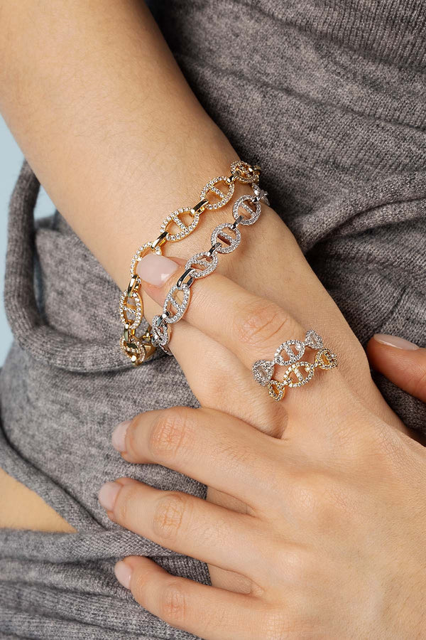 Mjukt armband i vitguld med delikata detaljer