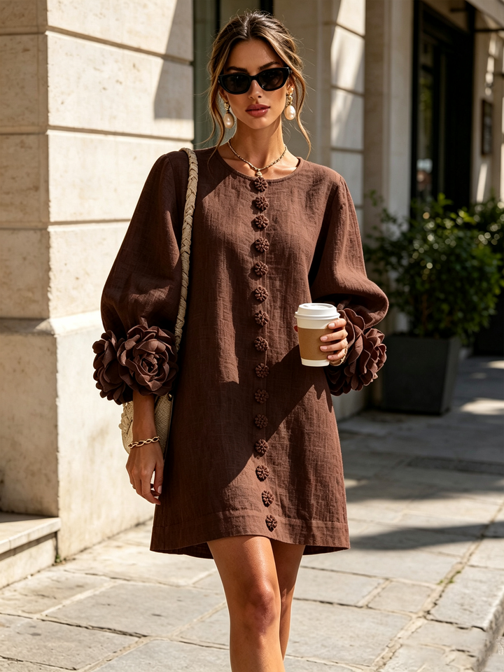 Boryana färgglad miniklänning med iögonfallande volangmanschetter