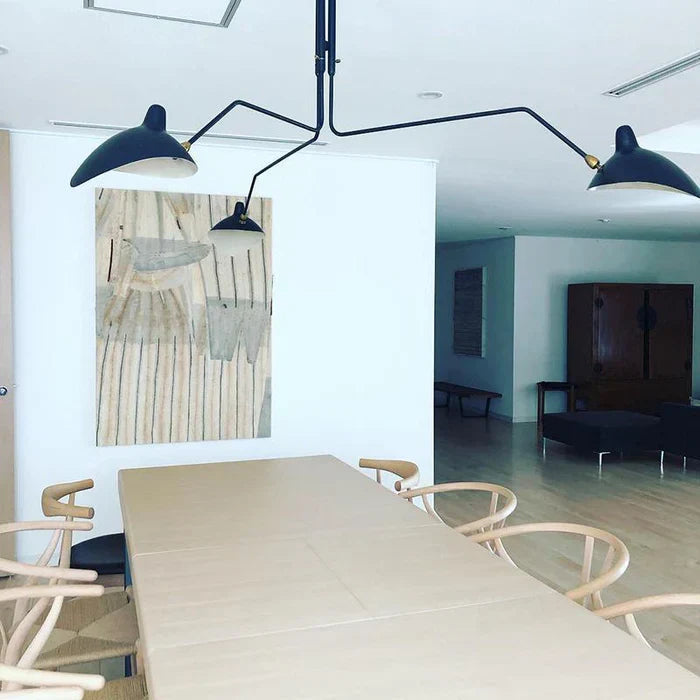 Svart taklampa med vridbara armar – modern design