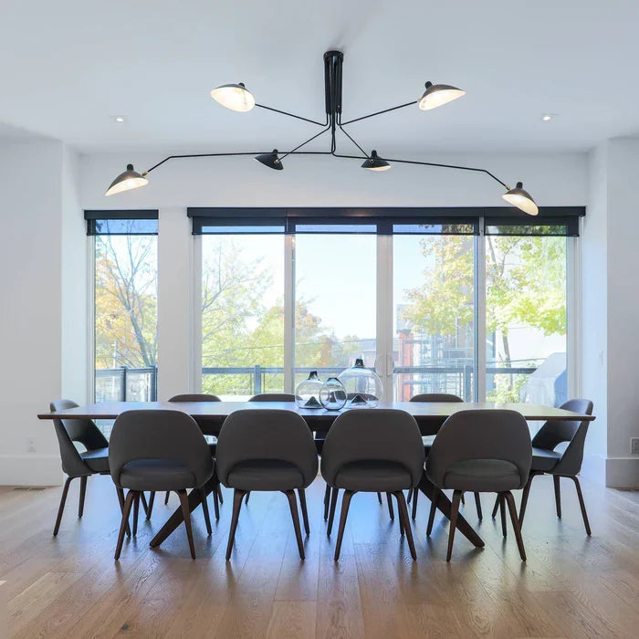 Svart taklampa med vridbara armar – modern design