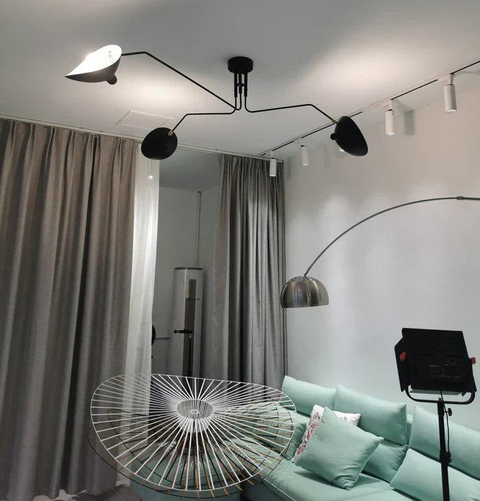 Svart taklampa med vridbara armar – modern design