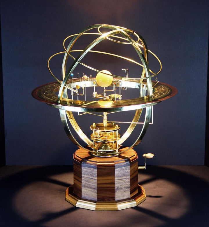 Stor orrery-modell av solsystemet – Detaljerad framställning av planeterna