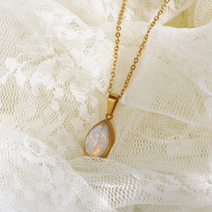 Halsband med droppformat hänge i 18K naturlig opal - Eloise