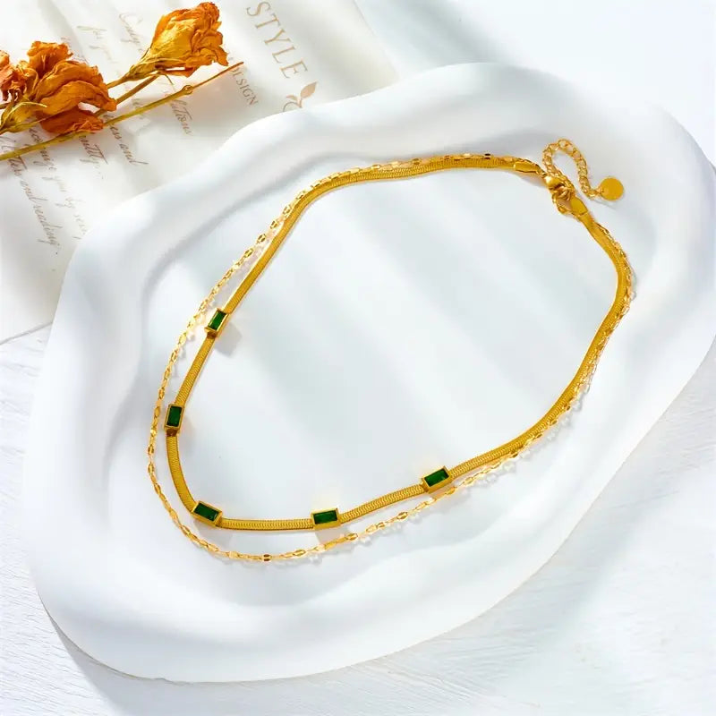 Guldhalsband i dubbla lager med elegant design