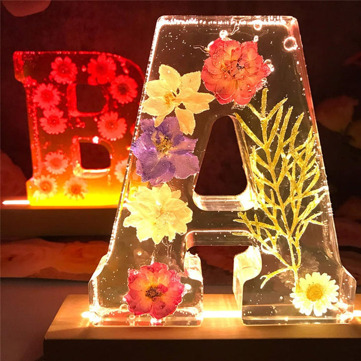 LumiFlair blomstermönstrad nattlampa med initial | Personlig ljuskälla i resin med mjukt LED-ljus