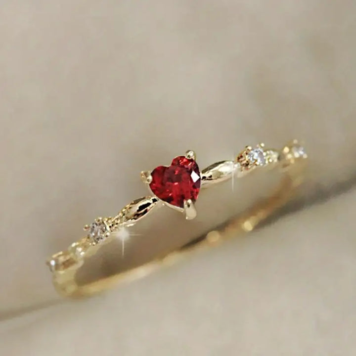 Förfinad ring i vitguld med diskret hjärtform