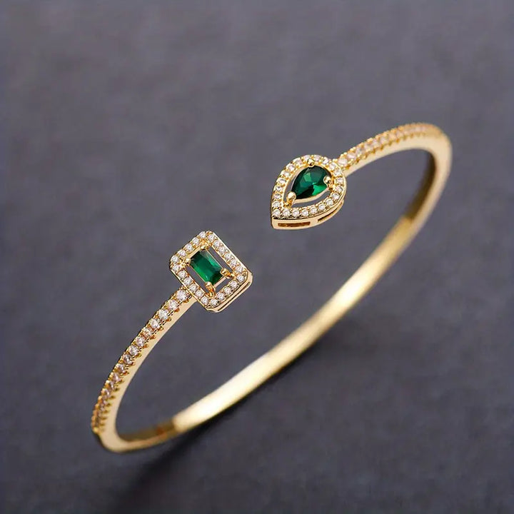 Elegant guldarmband med förfinade detaljer