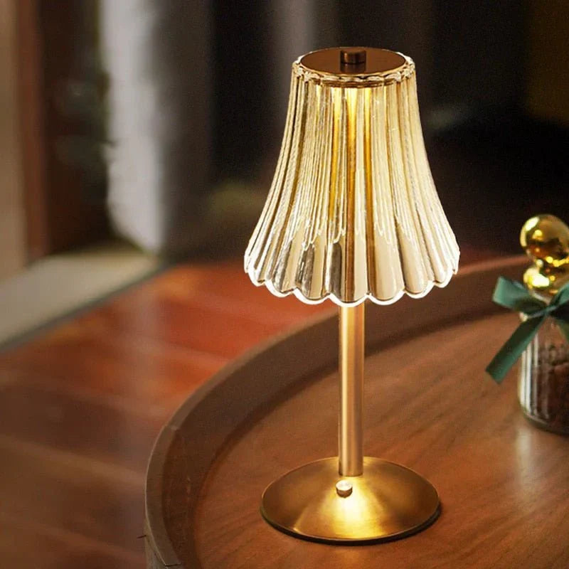 Elegant LED-bordslampa med lampskärm i kristall och guldfinish – touchtändning