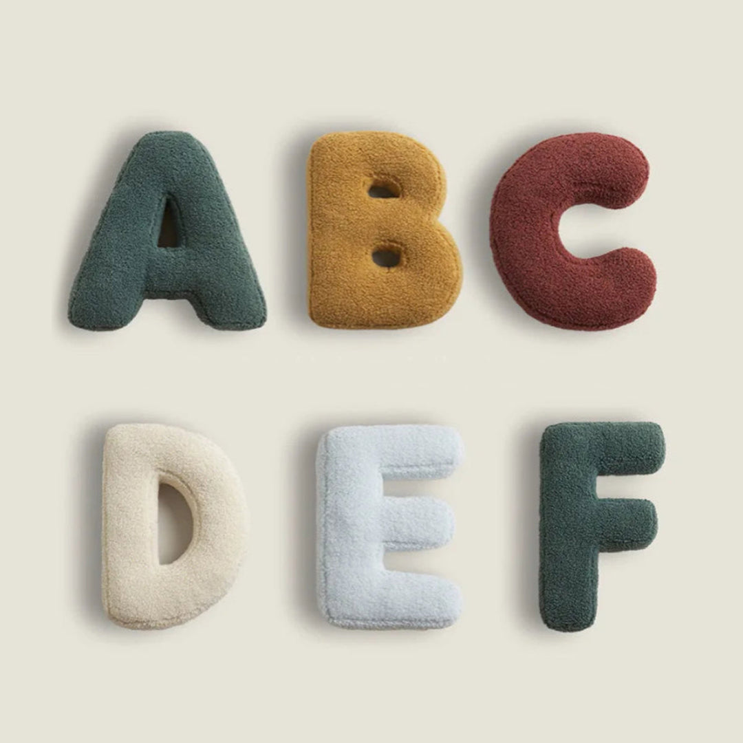 Dekorationskudde med alfabet – LetterLounge