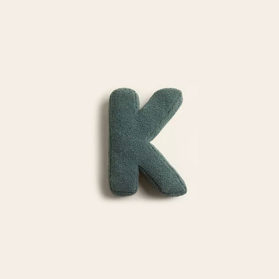 Dekorationskudde med alfabet – LetterLounge