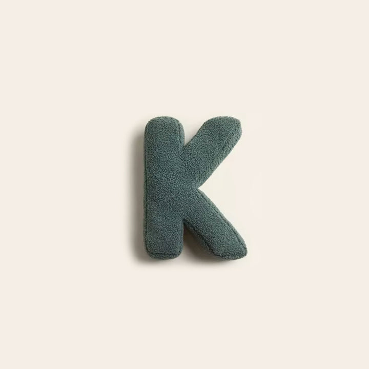 Dekorationskudde med alfabet – LetterLounge