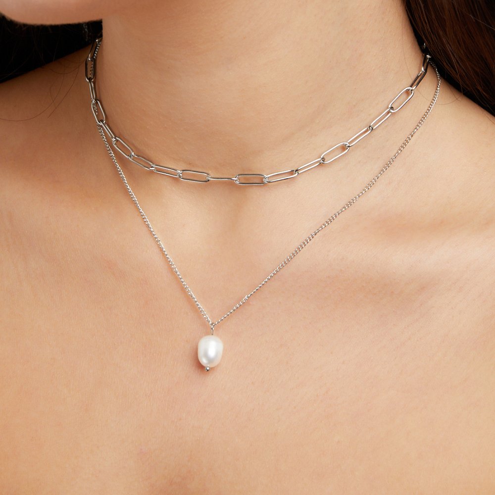 Elegant silverhalsband med pärlor