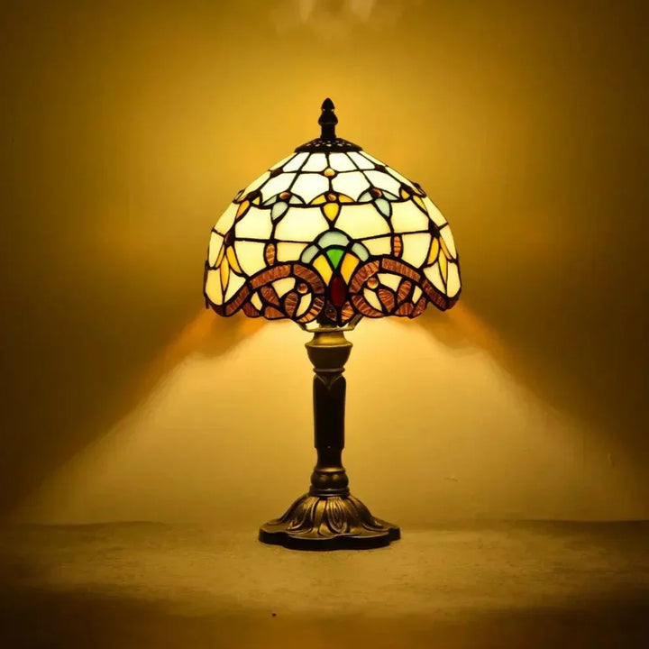 Antik lampa i färgat glas - Tidlös elegans & hantverk