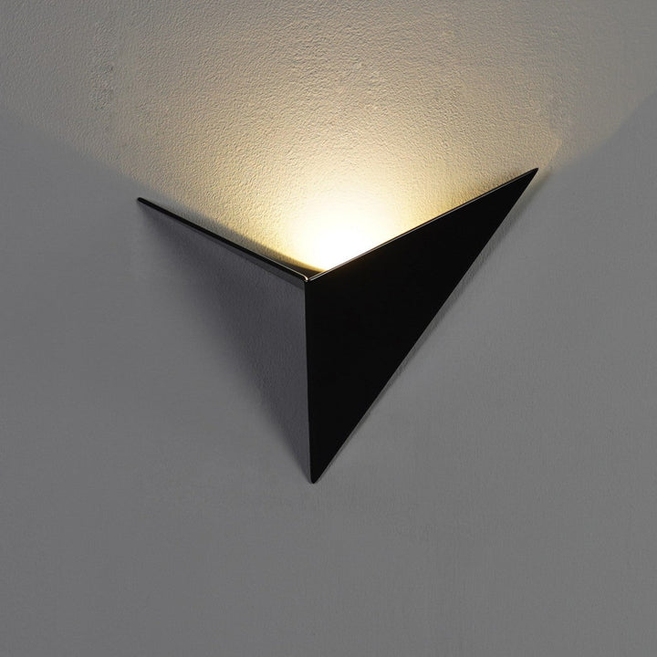 Modern triangulär vägglampa - TrigoLux