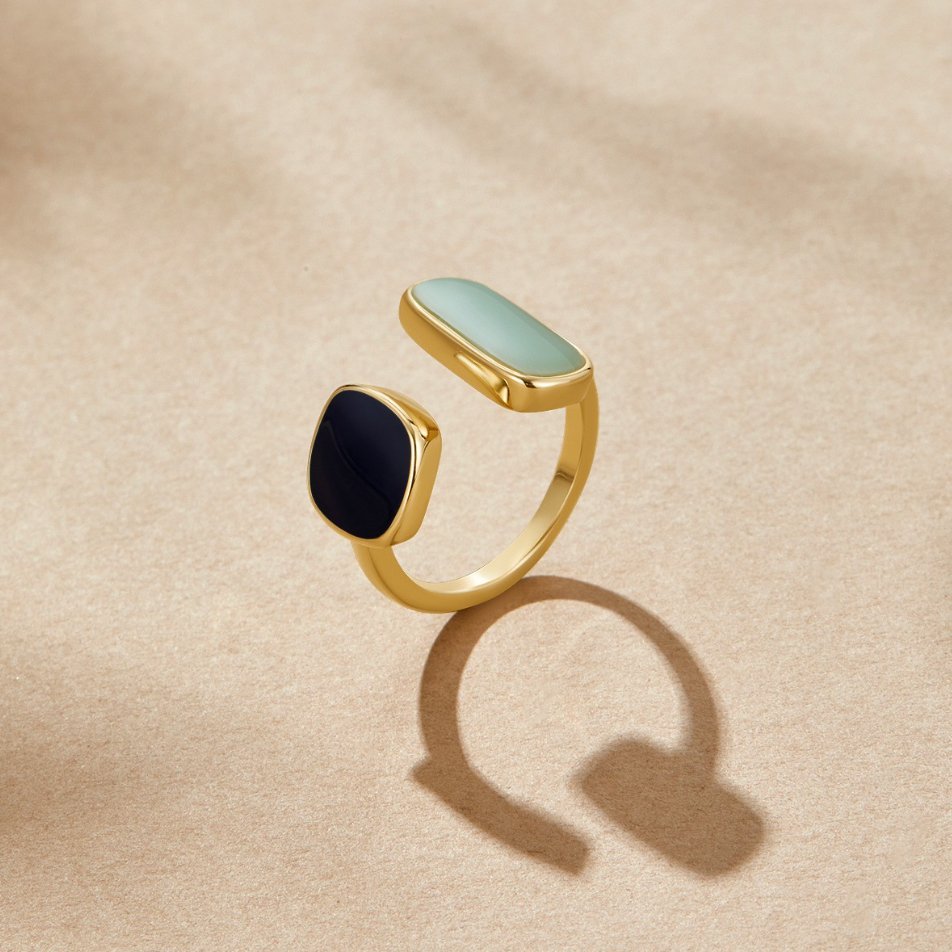 Elegant silverring i wrap-stil med diskreta skuggdetaljer