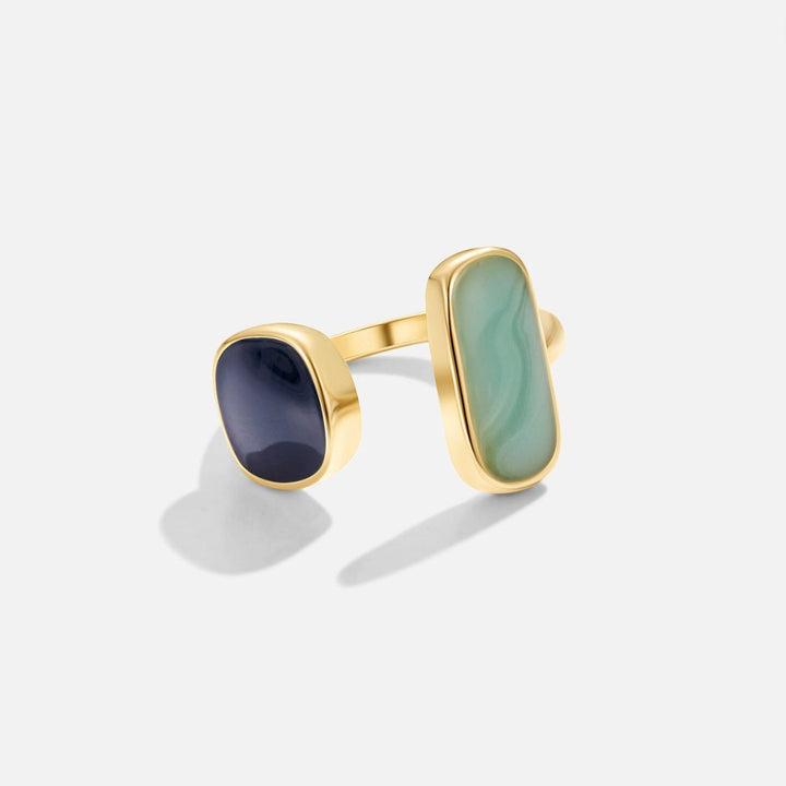 Elegant silverring i wrap-stil med diskreta skuggdetaljer